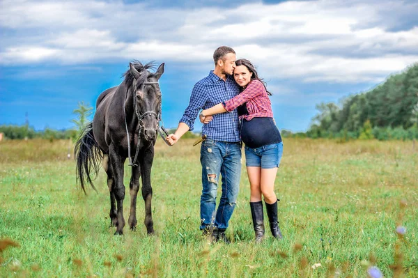 Çayır üzerinde yürüyen çocuk bekliyor. Genç çift - bir kız
