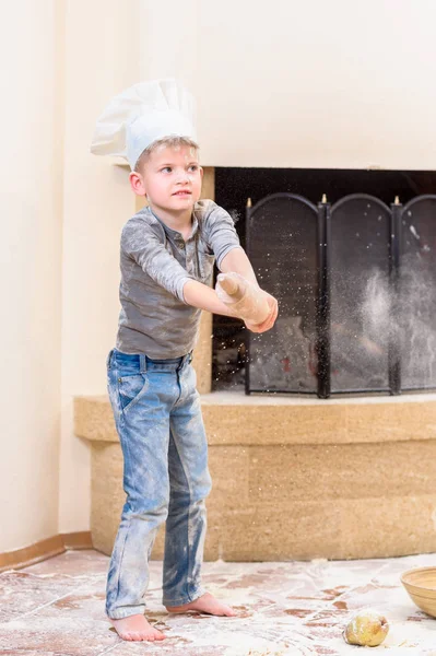 Şef şapkaları şömine ayakta mutfak yakınındaki bir çocuk 