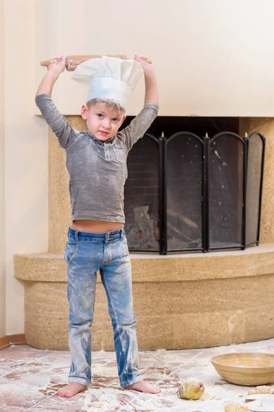 Şef şapkaları şömine ayakta mutfak yakınındaki bir çocuk 