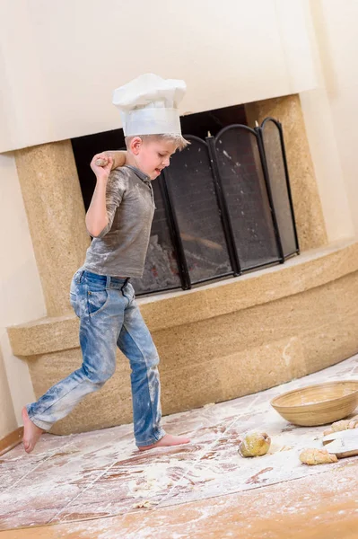 Şef şapkaları şömine ayakta mutfak yakınındaki bir çocuk 