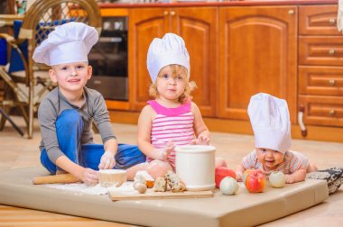 İki kardeş - erkek ve kız - ve che onlarla yeni doğan bir çocuk