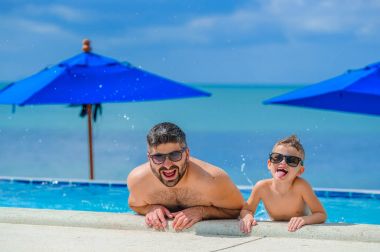 Diş gülümseyen yedi yaşında yakışıklı. O ve onun sakalı