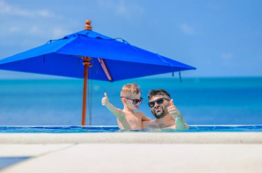 Diş gülümseyen yedi yaşında yakışıklı. O ve onun sakalı