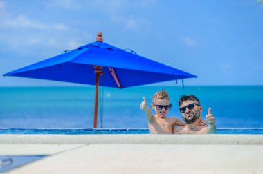 Diş gülümseyen yedi yaşında yakışıklı. O ve onun sakalı