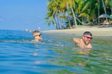 Mutluluk portre tropikal su: sarışın çocuk wat Tarih yalan