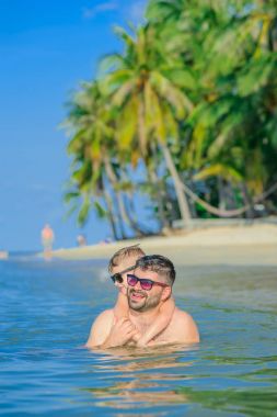 Bir adam ve oğlu suya yakın çekim portre: yedi yaşında