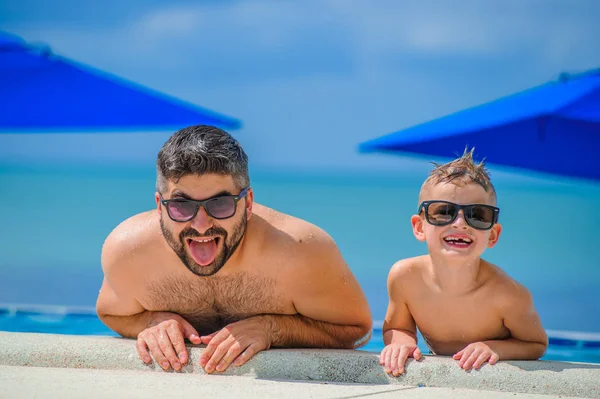 Diş gülümseyen yedi yaşında yakışıklı. O ve onun sakalı
