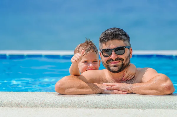 Niño lindo de siete años sonriendo sin dientes. Él y su barba — Foto de Stock