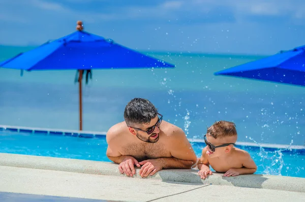 Diş gülümseyen yedi yaşında yakışıklı. O ve onun sakalı