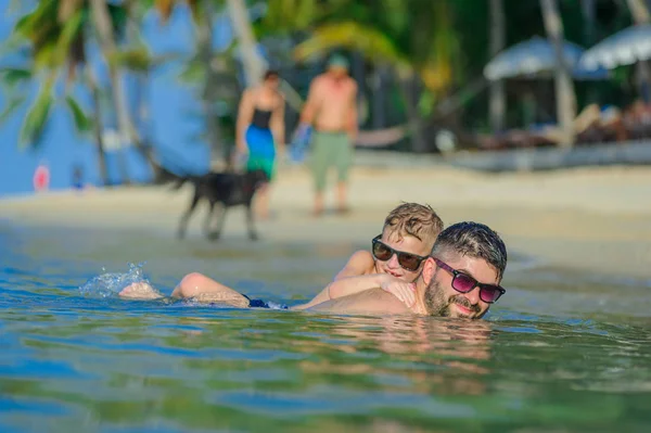 Close-up portret van een man en zijn zoon in water: zeven jaar oud — Stockfoto