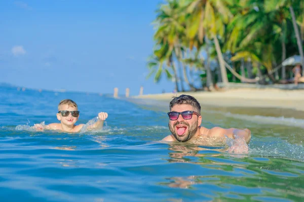 Mutluluk portre tropikal su: sarışın çocuk wat Tarih yalan