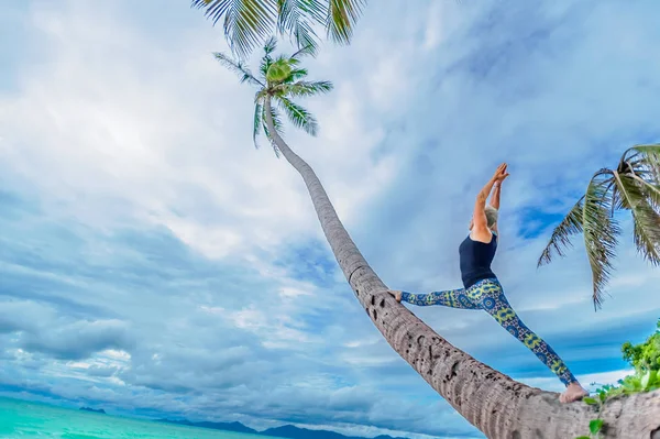 Güzel olgun yaşlı kadın bir ıssız tropikal beac Yoga yapıyor