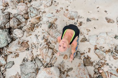 Güzel olgun yaşlı kadın bir ıssız tropikal beac Yoga yapıyor