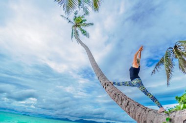 Güzel olgun yaşlı kadın bir ıssız tropikal beac Yoga yapıyor