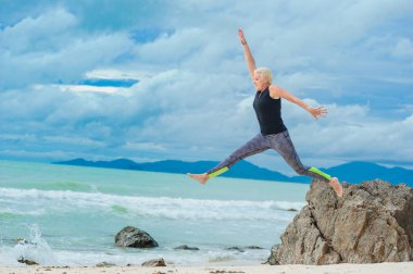 Güzel olgun yaşlı kadın atlar ve üzerinde bir çöl tro eğleniyor