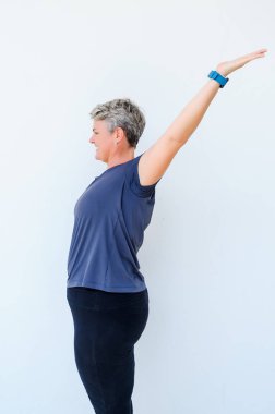 Yoga öğrenciler farklı yoga pozlar gösterilen 