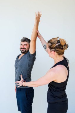 Yoga öğrenciler farklı yoga pozlar gösterilen 