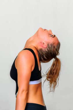 Yoga öğrenciler farklı yoga pozlar gösterilen 