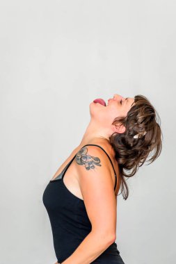 Yoga öğrenciler farklı yoga pozlar gösterilen 