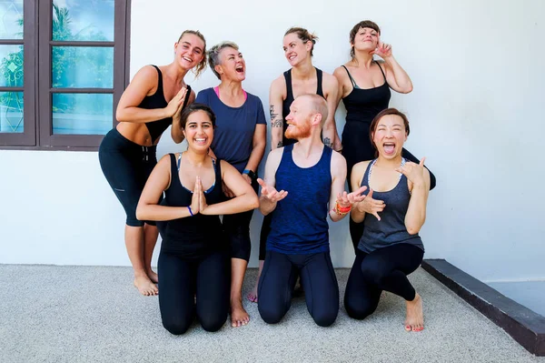 Kvinnliga yoga studenter och deras yogalärare — Stockfoto