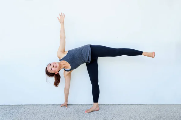 Yoga öğrenciler farklı yoga pozlar gösterilen — Stok fotoğraf