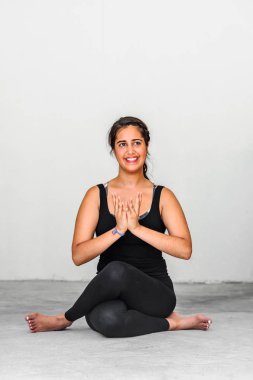 Yoga öğrenciler farklı yoga pozlar gösterilen 