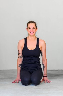 Yoga öğrenciler farklı yoga pozlar gösterilen 