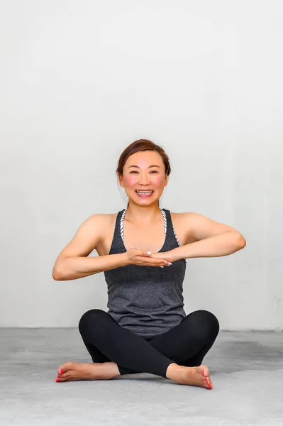 Yoga studenter visar olika yogaställningarna — Stockfoto