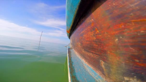 Bateau de pêche en bois dans la mer, vue depuis la rampe des bateaux — Video