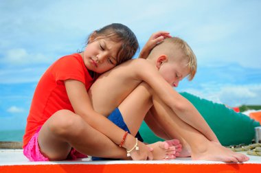 Bir arkadaş rahatlatıcı. Genç kız çok güzel oğlu hugs