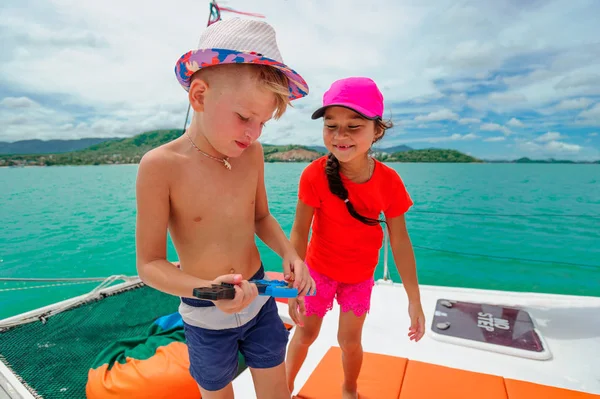 Dzieci na łodzi — Zdjęcie stockowe