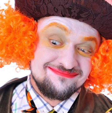 Mad Hatter's farklı yüz duygular. Yakın çekim portre gülümseyen ve animatör çeşitli tiyatro rolleri etrafında kandıramazsın. Duygusal ve renkli. Delice aşağı bakıyor