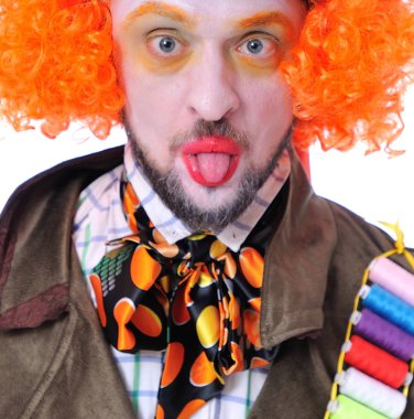 Mad Hatter's farklı yüz duygular. Yakın çekim portre gülümseyen ve animatör çeşitli tiyatro rolleri etrafında kandıramazsın. Dilini gösterir 