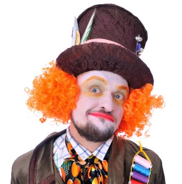 Mad Hatter's farklı yüz duygular. Yakın çekim portre gülümseyen ve animatör çeşitli tiyatro rolleri etrafında kandıramazsın. Duygusal. Bir yere bakarken