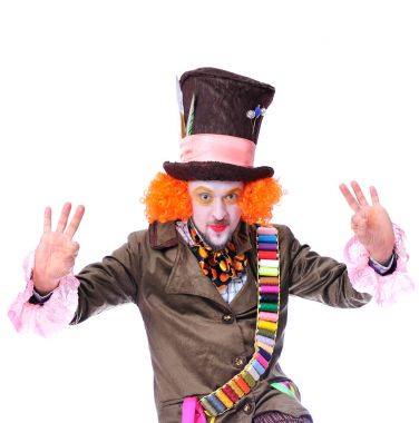 Mad Hatter's farklı yüz duygular. Yakın çekim portre gülümseyen ve animatör çeşitli tiyatro rolleri etrafında kandıramazsın. Eller yukarı