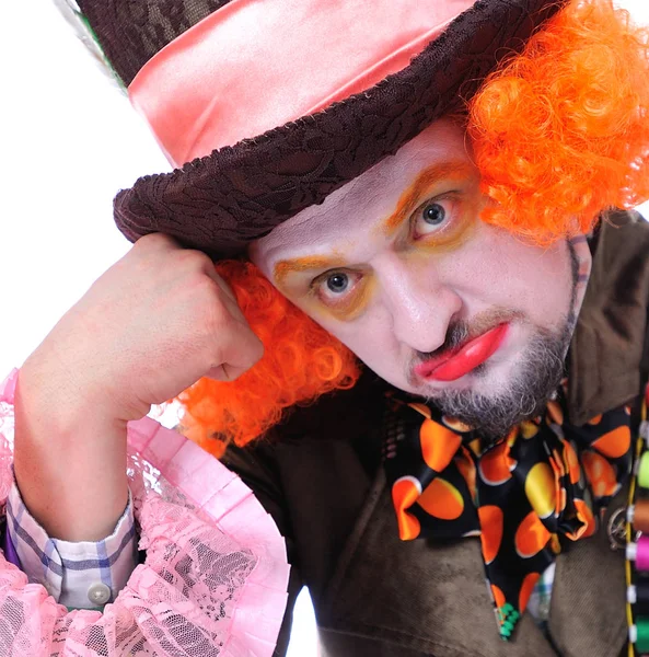 As emoções faciais do Chapeleiro Louco são diferentes. Retrato de close-up de sorrir e brincar com animador em vários papéis de teatro. Emocional e colorido. Actor pensante — Fotografia de Stock