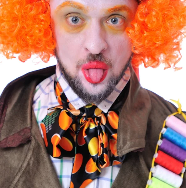 Mad Hatter's farklı yüz duygular. Yakın çekim portre gülümseyen ve animatör çeşitli tiyatro rolleri etrafında kandıramazsın. Dilini gösterir 