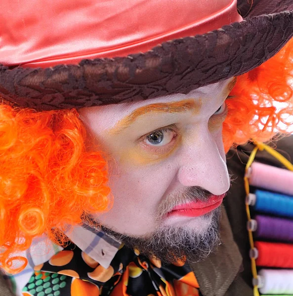 "Hey, what's up!" Mad hatter's different facial emotions. Close-up portrait of smiling and fooling around animator in various theater roles. — Stock Photo, Image