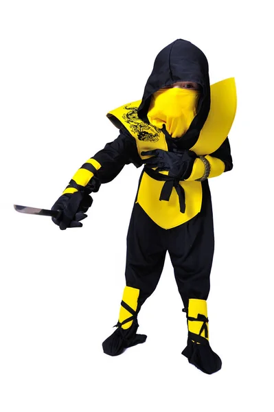 Le garçon de sept ans en costume ninja noir et jaune avec une ho — Photo