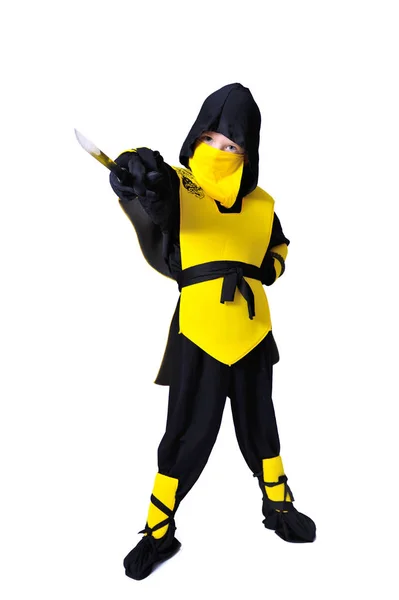 Sju-år gamla pojken i svart och gult ninja kostym med en ho — Stockfoto