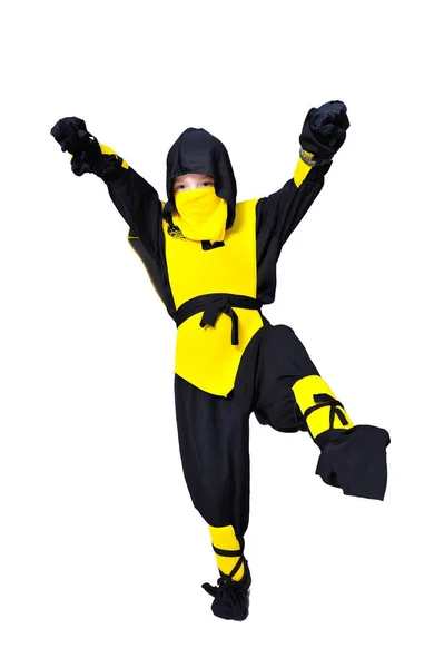 El niño de siete años de edad en traje ninja negro y amarillo con una ho — Foto de Stock
