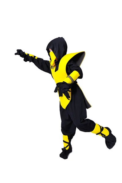 El niño de siete años de edad en traje ninja negro y amarillo con una ho — Foto de Stock