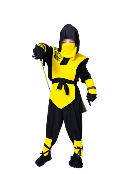 七岁的男孩在黑色和黄色的忍者服与浩 — 图库照片