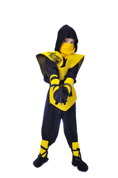 Der siebenjährige Junge im schwarz-gelben Ninja-Anzug mit einem — Stockfoto