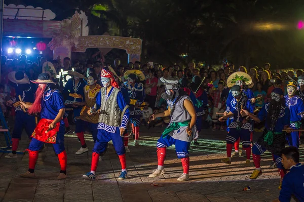 Pattaya, Tajlandia - 19 lutego 2015: spektakularne obchody chińskiego nowego roku 2558, Chinatown, inscenizacja z akcesoriów uroczysty i aktorów. Taniec smoka — Zdjęcie stockowe