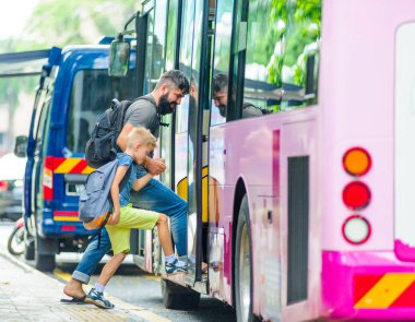Baba ve oğul mutlu ve heyecanlı Kuala gezisi için birlikte 