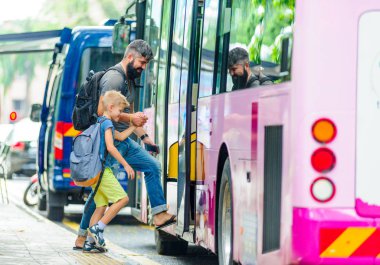 Baba ve oğul mutlu ve heyecanlı Kuala gezisi için birlikte 