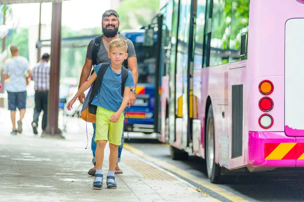 Baba ve oğul mutlu ve heyecanlı Kuala gezisi için birlikte 