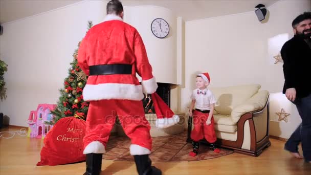 Kerstboom Geschenk Tas Open Haard Mannen Verkleed Als Santa Jongen — Stockvideo