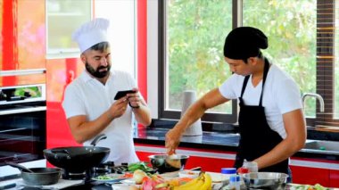 İş arkadaşları: Tay gıda yapma Mutfak Tay ve Avrupa şefler. Eğleniyor, selfies telefonla alarak deneyimlerini paylaşmak.